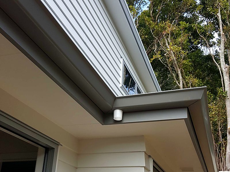 Fascia and gutter run on a weatherboard house